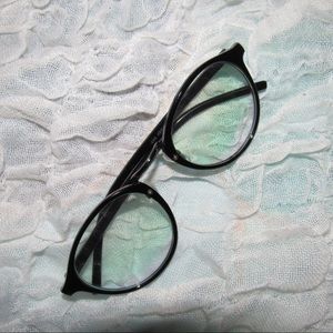 clear non prescription glasses. no scratches